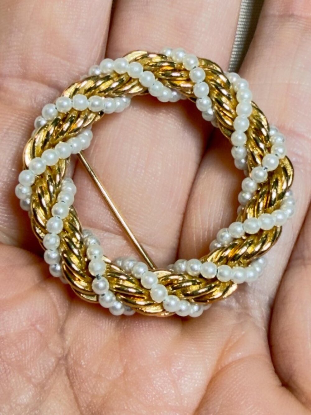 Wreath Vintage Faux Pearl Brooch Gold Tone Twisted Rope Style Circle 1.3"